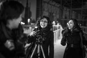 Allievi di un corso di fotografia fotografano la sera nel centro di Torino
