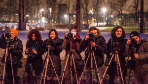 allievi di un corso di fotografia fotografano la sera con il treppiede a Torino