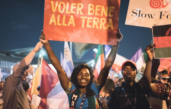 Tante persone manifestano con dei cartelli tra le mani