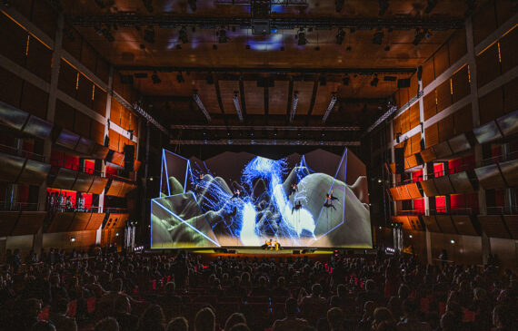 Uno spettacolo di artisti acrobatici dentro l'auditorium del lingotto a Torino durante la convention Axa