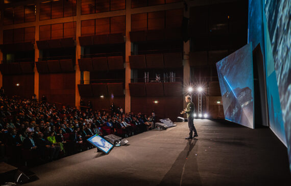 un uomo parla sul palco dell'auditorio lingotto a Torino durante la convention Axa