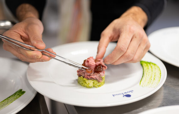 Dettaglio di un piatto durante preparazione di una ricetta