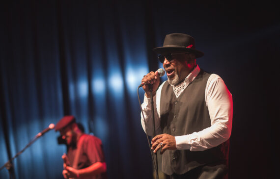 Il cantante Big Daddy Wilson si esibisce sul palco con un chitarrista