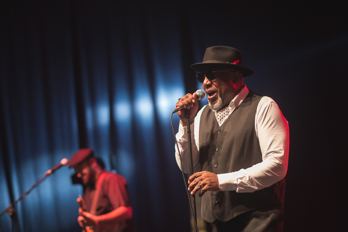 Il cantante Big Daddy Wilson si esibisce su un palco a Torino