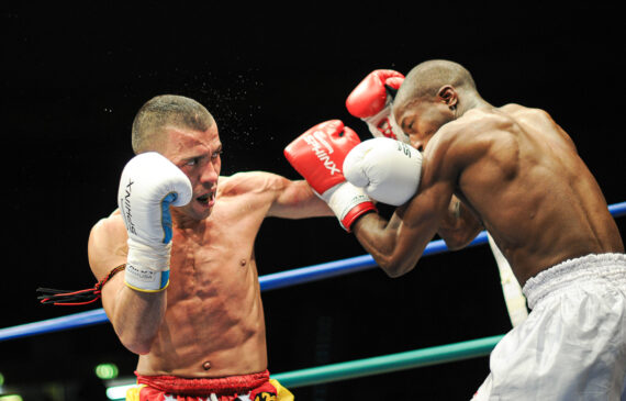 Giorgio Petrosyan combatte durante un incontro di kick boxing