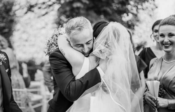 un abbraccio tra la sposa e suo padre dopo la cerimonia