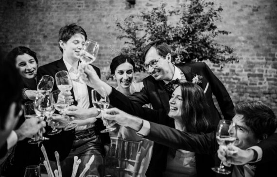 sposo brinda con alcuni invitati in un matrimonio