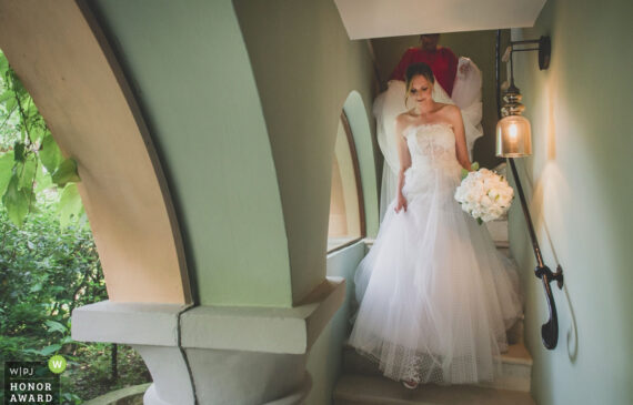 La sposa scende le scale per andare alla cerimonia civile