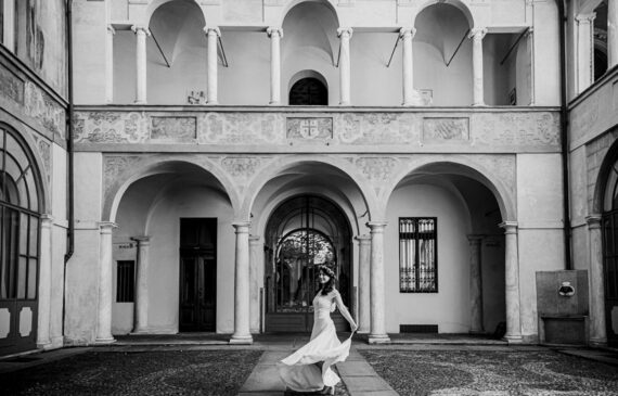 ritratto di una sposa ambientato in un cortile di un palazzo d'epoca