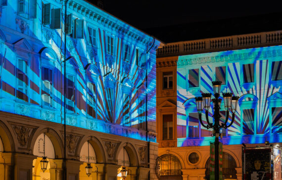 piazza San Carlo illuminata la sera da videomapping e proiezioni colorate sui palazzi