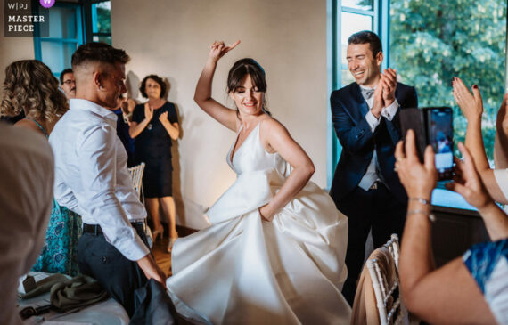 una sposa balla durante la festa del suo matrimonio