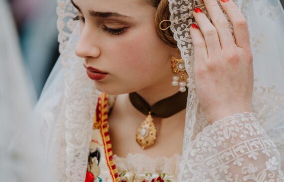 una ragazza vestita con abiti tradizionali spagnoli durante la festa di las falla, spanish traditional dressed girl