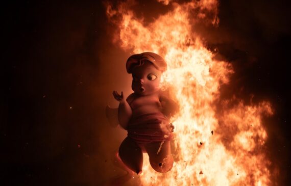 Una statua raffigurante un angelo viene infiammata durante la festa tradizionale las fallas a Valencia