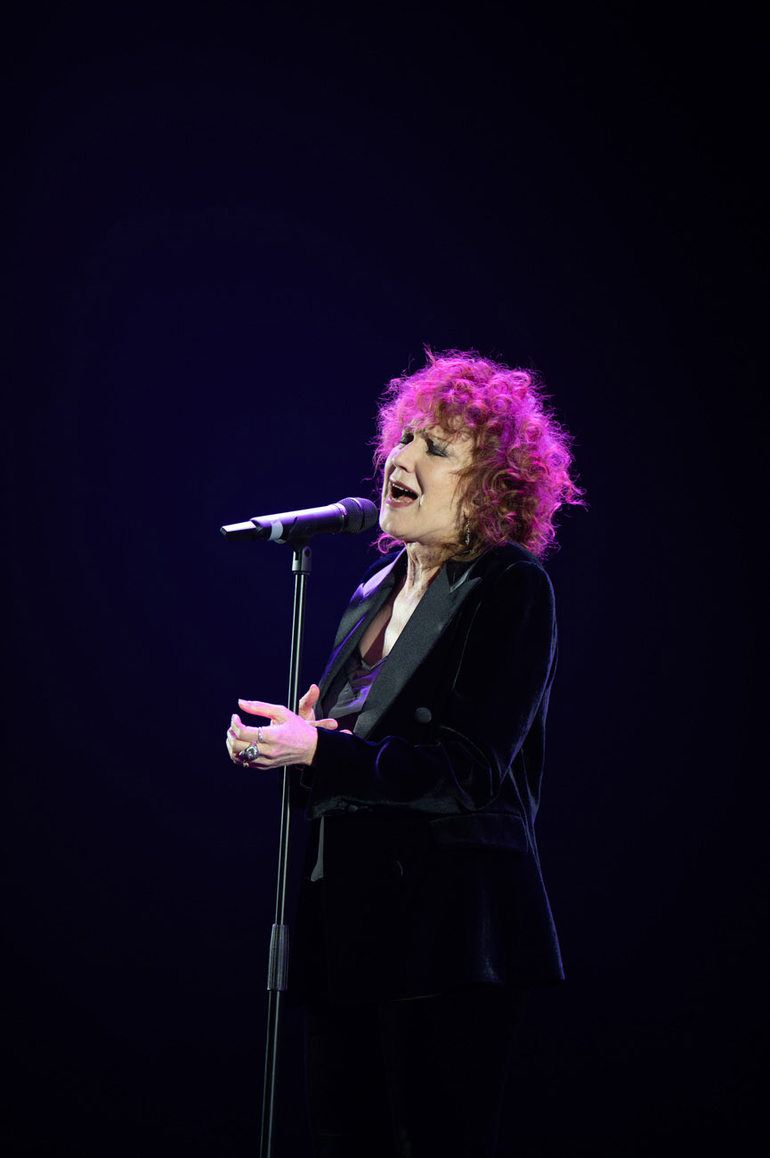 La cantante Fiorella Mannoia si esibisce in un concerto a Milano