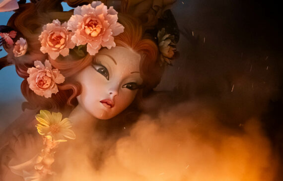 Una statua viene infiammata durante la festa tradizionale las fallas a Valencia