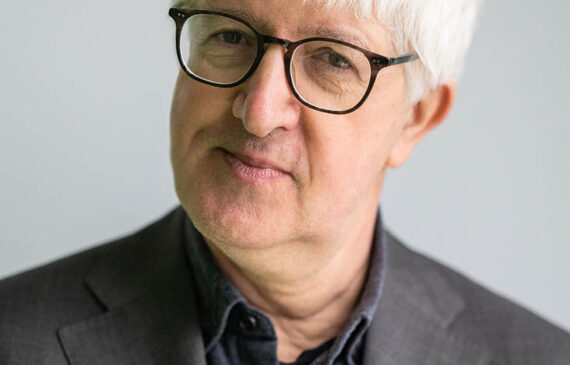 ritratto del giornalista italiano Beppe Severgnini
