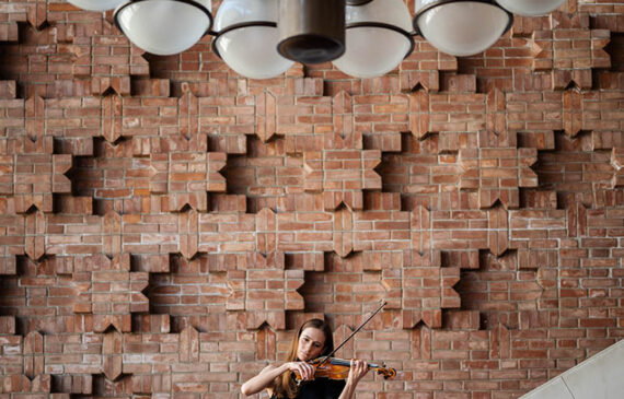 Ritratto di una violinista nella scalinata del teatro regio di Torino