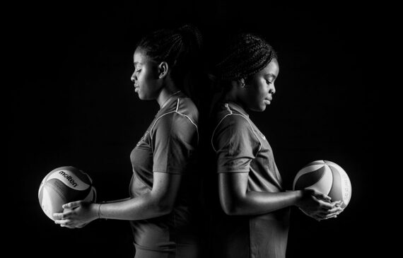 ritratto di due ragazze africane in divisa sportiva