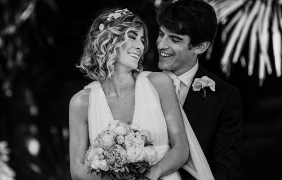 Due sposi ridono e si guardano durante un matrimonio a Villa Cimena