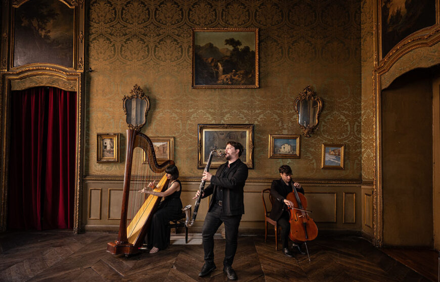 Ritratto di un trio di musicisti mentre suonano al Circolo dei lettori di Torino