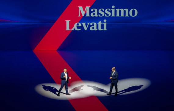 un relatore parla sul palco di un evento