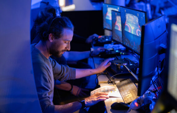 un tecnico di regia mentre lavora