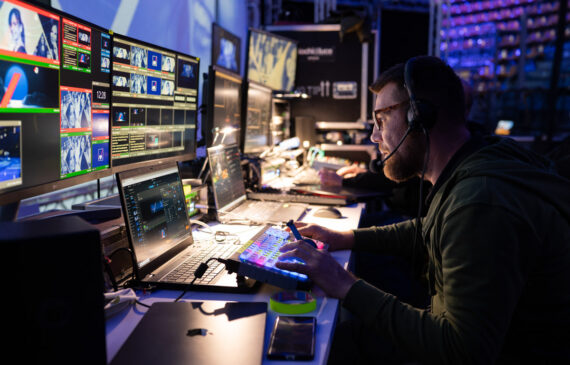 un tecnico di regia mentre lavora