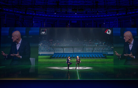 Pierluigi collina parla sul palco della convention Axa