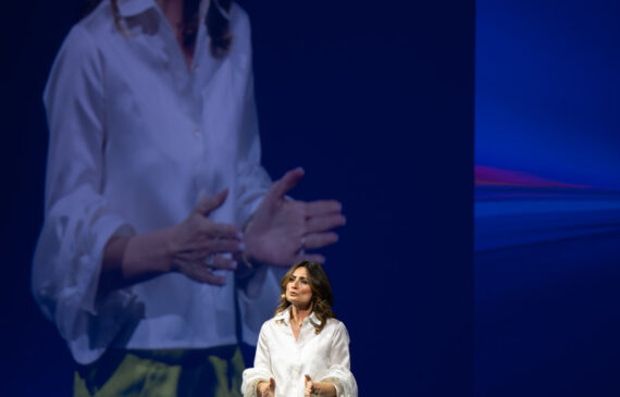 una relatrice parla sul palco del Paladozza