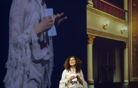 la comica teresa mannino sul palco