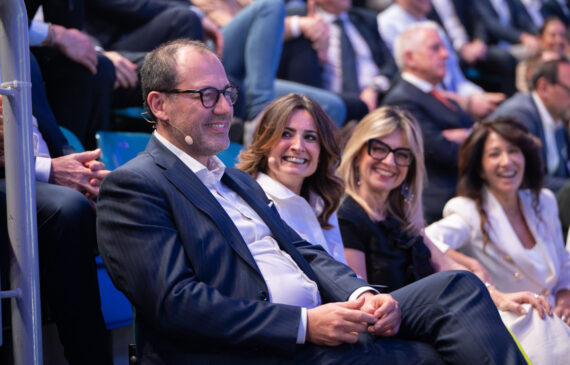 persone del pubblico applaudono