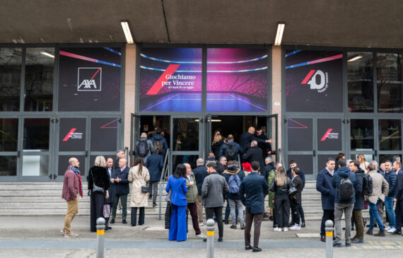 una folla di persone all'ingresso del paladozza di Bologna