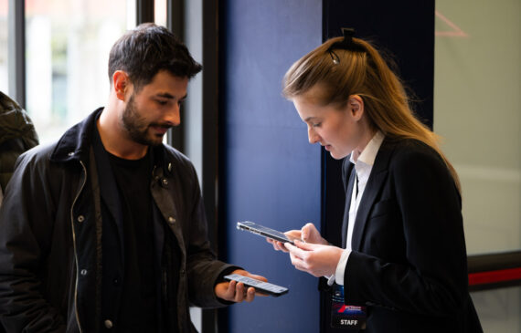 una hostess scansione un pass all'ingresso del Paladozza di Bologna