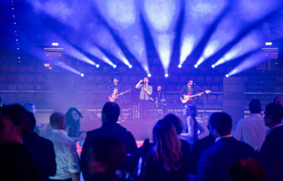 una band suona mentre diverse persone ballano