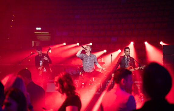 una band suona sul palco del paladozza a Bologna