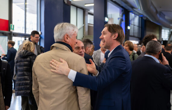 due persone parlano amichevolmente