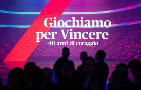 un monitor con delle persone davanti