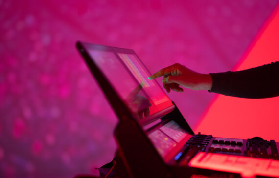 un uomo tocca con il dito un monitor touch screen