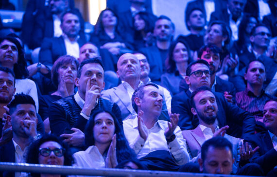 pubblico che applaude