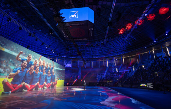 fotografo di eventi a Torino mentre fotografa un palco di una convention