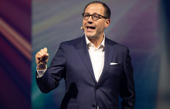 un relatore parla sul palco di un evento