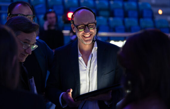 un regista televisivo comunica con la sua squadra