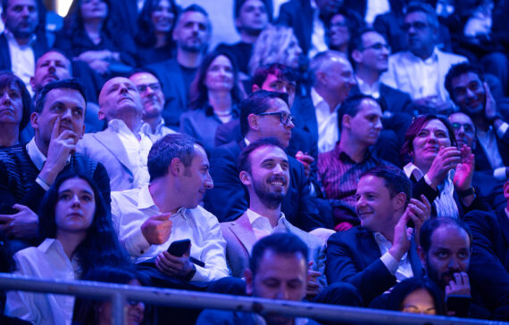 pubblico che applaude