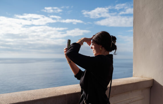 Una donna fotografa il mare