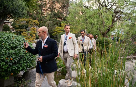 alcune persone camminano nel giardino giapponese di Montecarlo