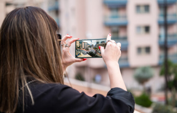 una donna fotografa a Montecarlo