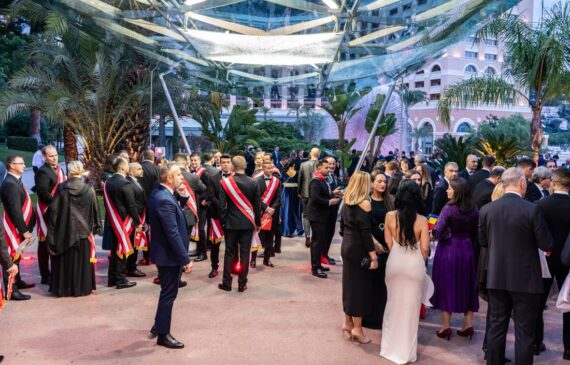 persone in attesa di entrare allo Sporting di Montecarlo