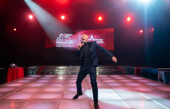 Un conduttore incita la folla sul palco