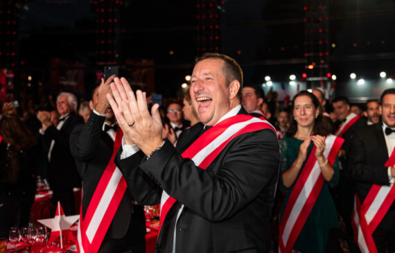 Persone che applaudono