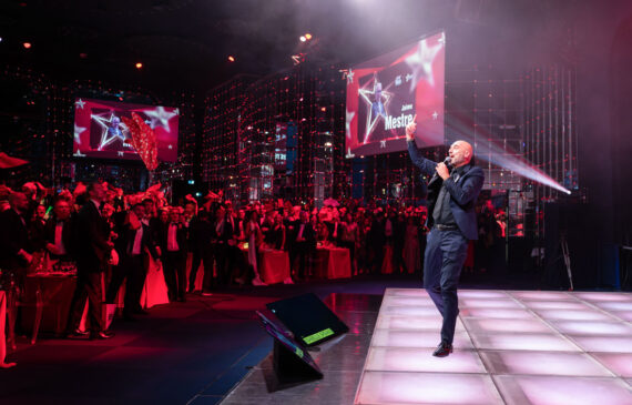 un conduttore incita la folla dal palco